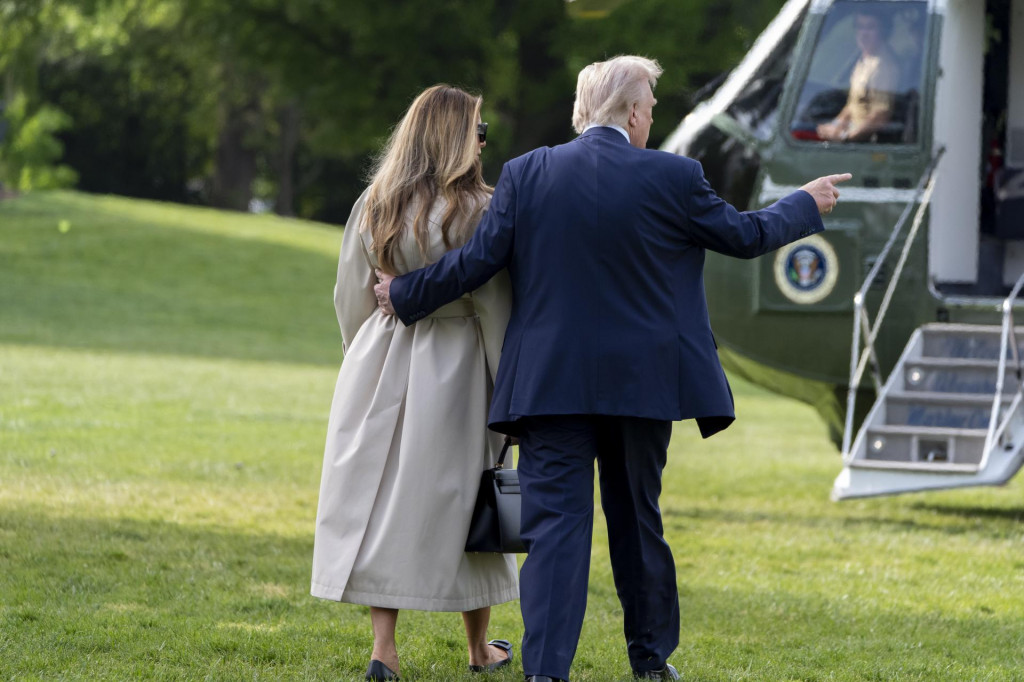 Americký prezident Donald Trump a prvá dáma Spojených štátov Melania Trumpová. FOTO: TASR/AP