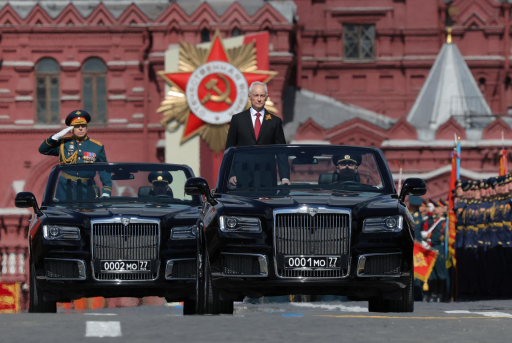 Ruský minister obrany Andrej Belousov a náčelník Generálneho štábu ruských pozemných síl Oleg Saľukov. FOTO: Reuters
