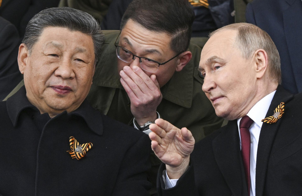 Na snímke vpravo ruský prezident Vladimir Putin a čínsky prezident Si Ťin-pching sa rozprávajú počas sledovania vojenskej prehliadky pri príležitosti 80. výročia konca druhej svetovej vojny v Európe v Moskve. FOTO: TASR/AP