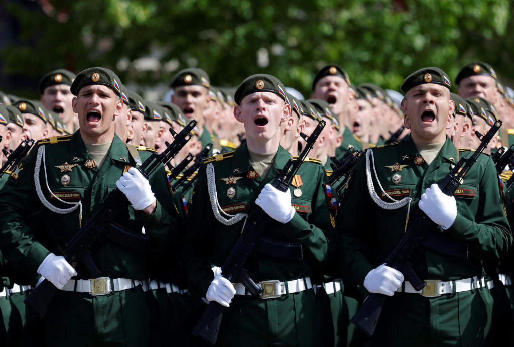 Ruskí vojaci počas vojenskej prehliadky. FOTO: REUTERS