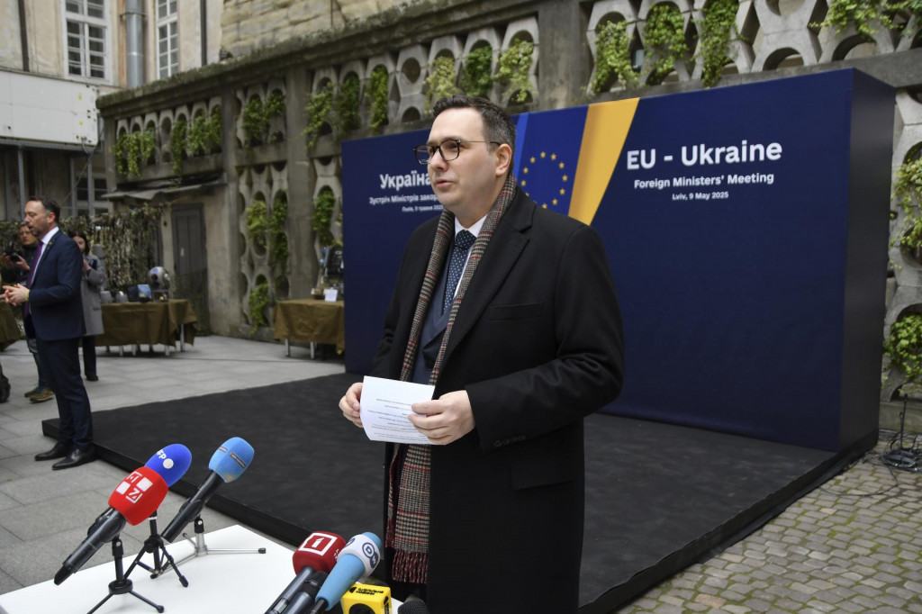 Český minister zahraničných vecí Jan Lipavský hovorí s novinármi na neformálnom zasadnutí zástupcov diplomacií členských štátov Európskej únie a Ukrajiny v ukrajinskom Ľvove. FOTO: TASR/AP