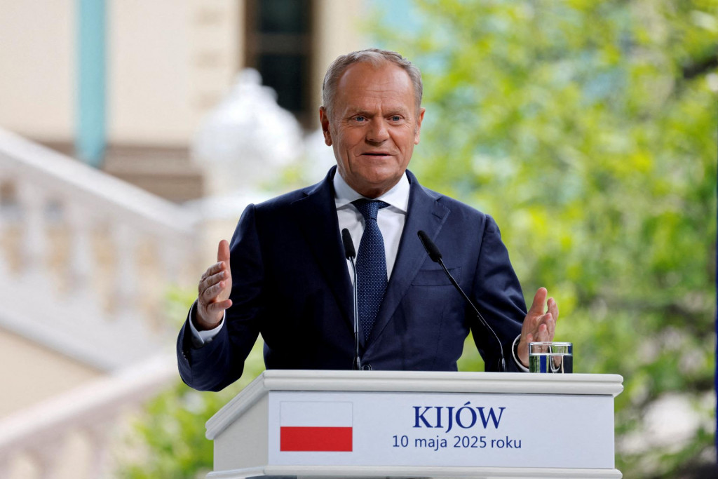 Poľský premiér Donald Tusk prehovoril počas tlačovej konferencie v areáli Mariinského paláca v Kyjeve na Ukrajine 10. mája 2025. FOTO: REUTERS