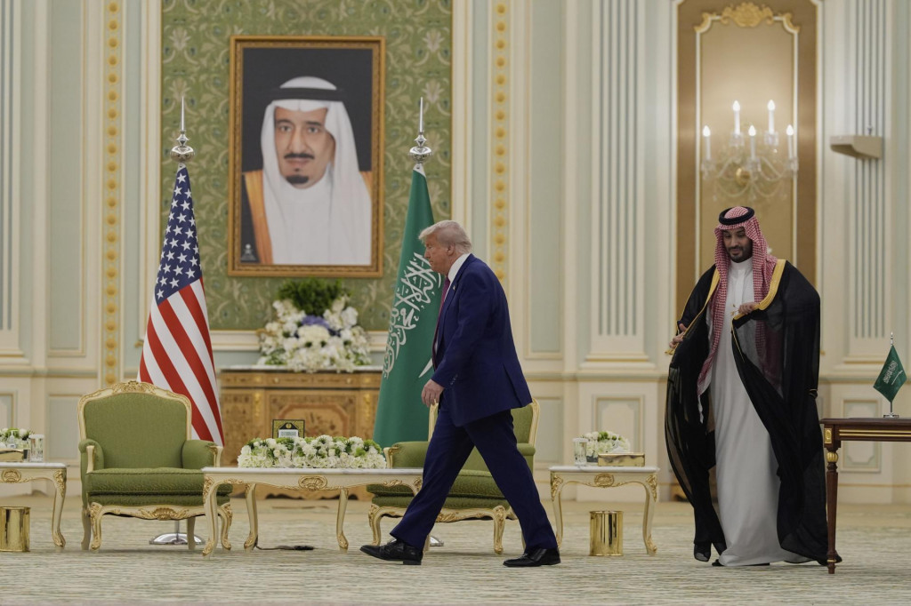 Americký prezident Donald Trump a saudskoarabský korunný princ Muhammad bin Salmán počas podpisového ceremoniálu v rámci ich stretnutia v kráľovskom paláci v saudskoarabskom Rijáde. FOTO: TASR/AP