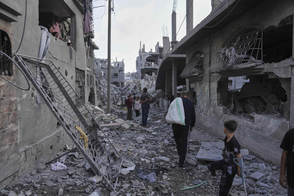 Palestínčania prehľadávajú ruiny domov, ktoré sa stali terčom útokov izraelskej armády na juhu Pásma Gazy. FOTO: TASR/AP
