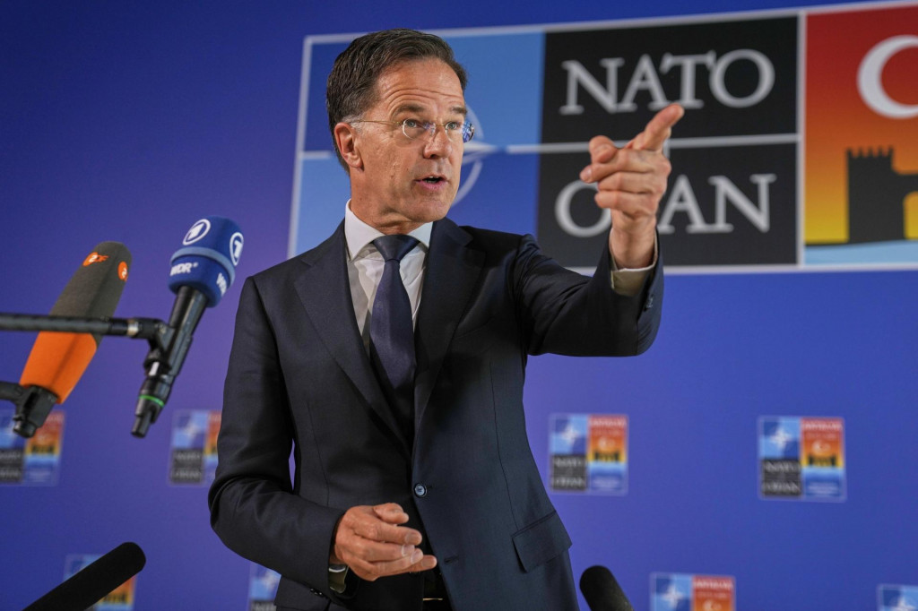 Generálny tajomník Severoatlantickej aliancie Mark Rutte odpovedá na otázky novinárov počas príchodu na neformálne stretnutie šéfov diplomacie krajín NATO v meste Antalyi. FOTO: TASR/AP
