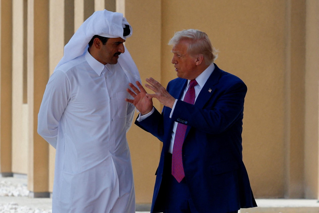 Americký prezident Donald Trump sa rozpráva s katarským emírom Tamimom bin Hamadom al-Thanim pri odlete z leteckej základne Al-Udeid na ceste do Abú Zabí v Spojených arabských emirátoch v Dauhe v Katare. FOTO: Reuters