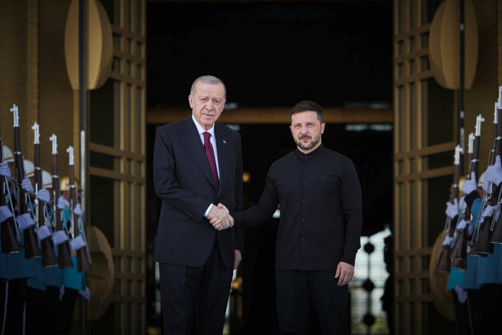 Turecký prezident Tayyip Erdogan a ukrajinský prezident Volodymyr Zelenskyj si podávajú ruky počas privítacieho ceremoniálu v Prezidentskom paláci v Ankare. FOTO: Reuters