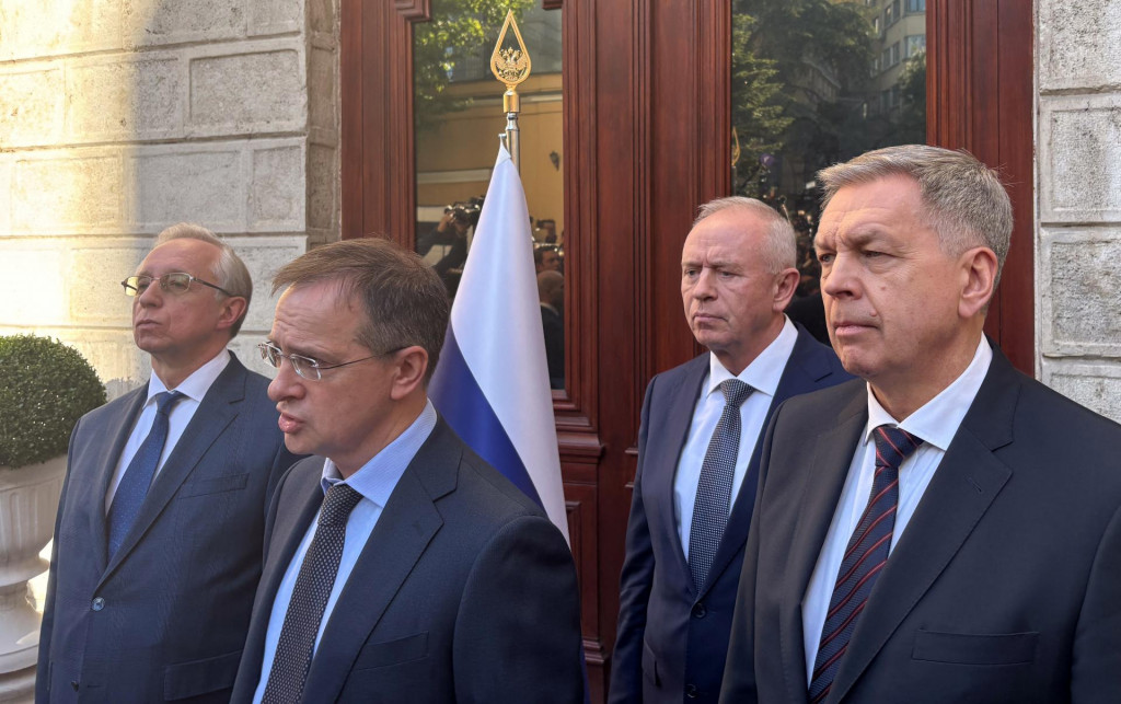 Ruský námestník ministra zahraničných vecí Michail Galuzin, prezidentský poradca Vladimir Medinskij, námestník ministra obrany Alexander Fomin a náčelník Hlavného riaditeľstva Generálneho štábu ruských ozbrojených síl Igor Kosťukov, ktorí sú členmi delegácie pre mierové rokovania s Ukrajinou, sa stretli s novinármi v Istanbule. FOTO: Reuters