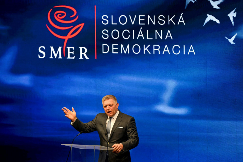 Premi&eacute;r Robert Fico rečn&iacute; počas m&iacute;tingu Smeru v Handlovej. FOTO: Reuters