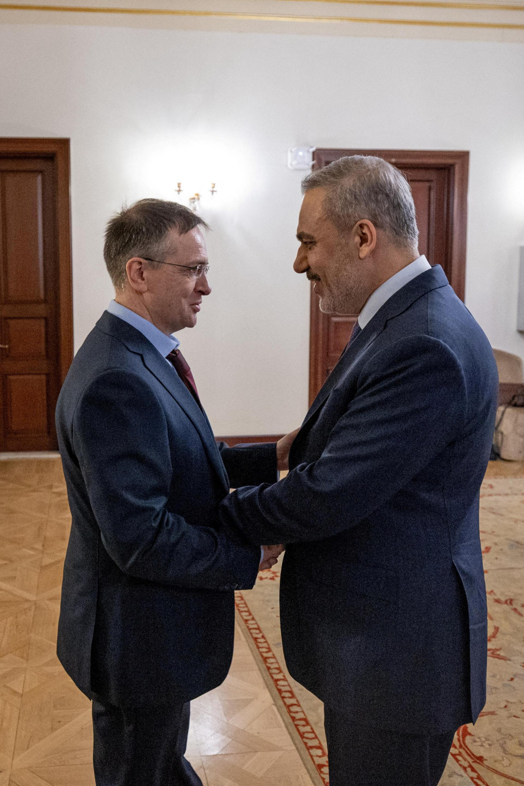Turecký minister zahraničných vecí Hakan Fidan a vedúci ruskej delegácie a prezidentský poradca Vladimir Medinskij. FOTO: Reuters