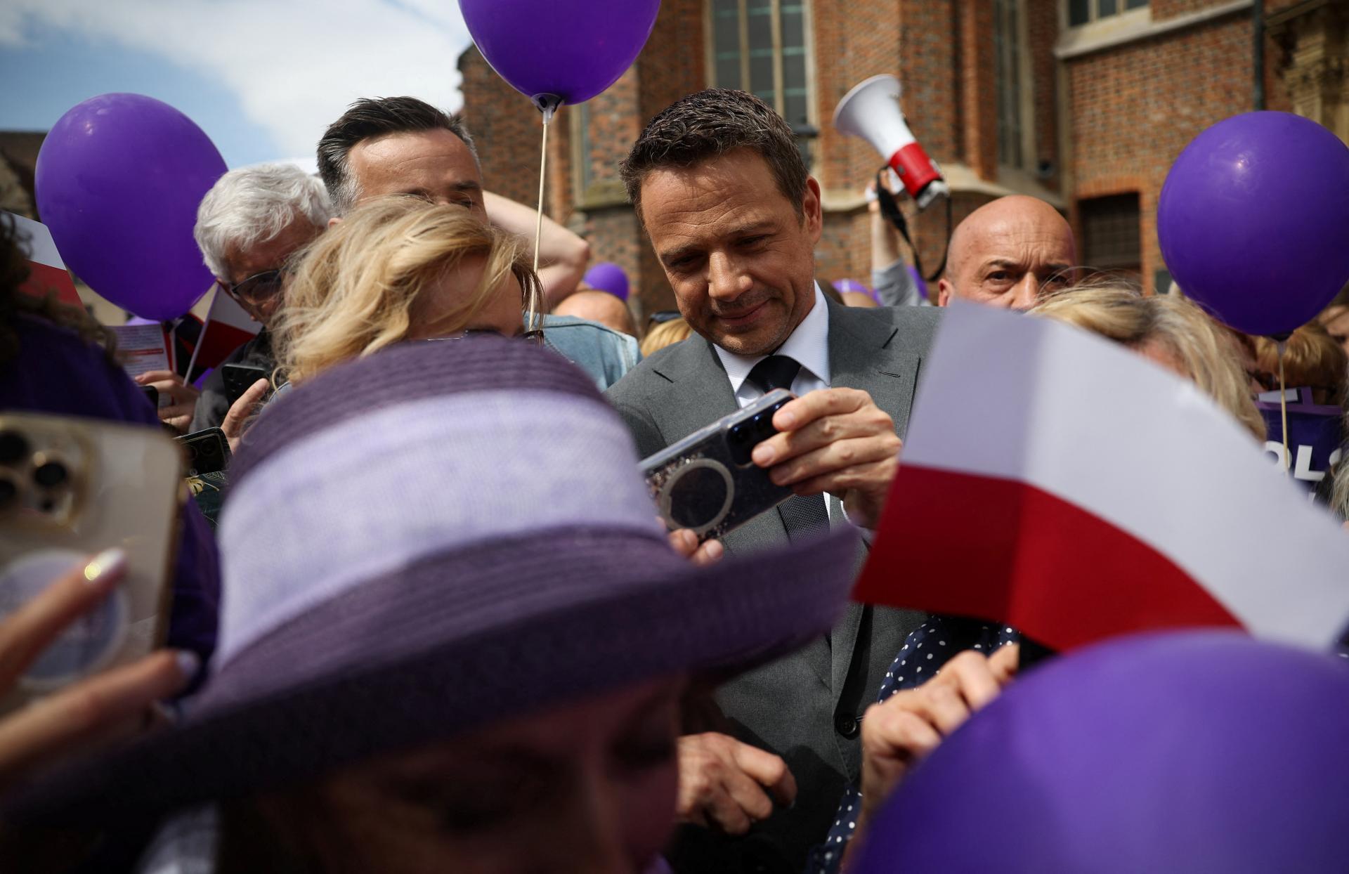 Posledný prieskum pred prezidentskými voľbami v Poľsku favorizuje Trzaskowského