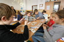 Vo vzdelávaní sa zavádzajú mnohé novinky. Okrem kurikulárnej reformy je na 333 základných a stredných školách spustený program finančného vzdelávania FinQ.

FOTO: ARCHÍV HN