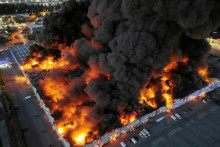 Z masívneho požiaru vo Varšave poľskí predstavitelia obvinili Rusko. FOTO: Reuters