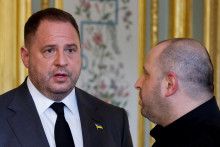 Šéf ukrajinskej prezidentskej kancelárie Andrij Jermak v sprievode ukrajinského ministra obrany Rustema Umerova. FOTO: Reuters