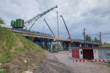 Na snímke most s narušenou statikou, ktorý sa nachádza nad železničnou traťou na ceste I/18 medzi Popradom a Vydrníkom. FOTO: TASR/Adriána Hudecová