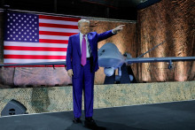 Americký prezident Donald Trump počas návštevy leteckej základne Al Udeid v Dauhe. FOTO: Reuters