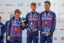 Na snímke sprava slovenskí vodní slalomári Matej Beňuš, Marko Mirgorodský a Michal Martikán na stupni víťazov po pretekoch v kategórii 3xC1 mužov na majstrovstvách Európy vo vodnom slalome vo francúzskom Vaires-sur-Marne pri Paríži. FOTO: TASR/Jaroslav Novák