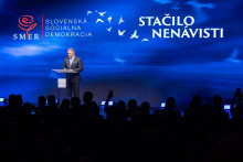 Premiér Robert Fico si straníckou akciou Stačilo nenávisti pripomenul v Handlovej výročie atentátu. FOTO: TASR/D. Stehlík