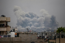 Dym stúpa po izraelských útokoch v Džabáliji v severnom Pásme Gazy. FOTO: Reuters