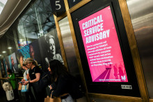 Obrazovka zobrazuje varovanie pred prerušením železničnej dopravy pred termínom štrajku zamestnancov spoločnosti NJ Transit na stanici Penn Station v New Yorku v USA. FOTO: REUTERS