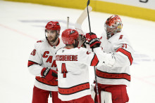 Hokejisti Caroliny Hurricanes brankár Frederik Andersen (vpravo), Shayne Gostisbehere (uprostred) a Sean Walker (26). FOTO: TASR/AP