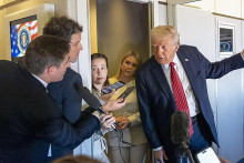 Americký prezident Donald Trump sa na ceste z Rijádu rozpráva s novinármi. Nasledujúca zastávka: Katar. FOTO: AP