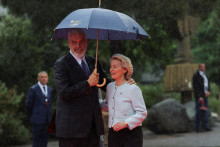 Albánsky premiér Edi Rama víta predsedníčku Európskej komisie Ursulu von der Leyen počas samitu Európskeho politického spoločenstva v Tirane. FOTO: Reuters