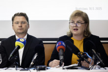 Na snímke zľava predseda Lekárskeho odborového združenia Peter Visolajský a predsedníčka Odborového združenia sestier a pôrodných asisitentiek Monika Kavecká. FOTO: TASR/Martin Baumann