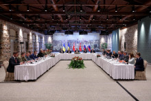 Turecký minister zahraničných vecí Hakan Fidan predsedá stretnutiu ukrajinských a ruských vyjednávačov v Istanbule. FOTO: Reuters/Turecký minister zahraničných vecí