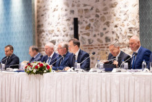 Ruská delegácia vedená prezidentským poradcom Vladimirom Medinským sa zúčastnila stretnutia s ukrajinskou delegáciou v Istanbule. FOTO: Reuters