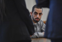 Na archívnej snímke z 21. februára 2025 Hadi Matar, ktorý je odsúdený za útok na spisovateľa Salmana Rushdieho. FOTO: TASR/AP