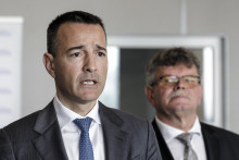 Na snímke zľava minister školstva Tomáš Drucker (Hlas) a predseda Odborového zväzu pracovníkov školstva a vedy na Slovensku Pavel Ondek. FOTO: TASR/Dano Veselský