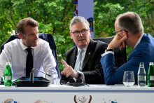 Francúzsky prezident Emmanuel Macron, britský premiér Keir Starmer a nemecký kancelár Friedrich Merz. FOTO: REUTERS