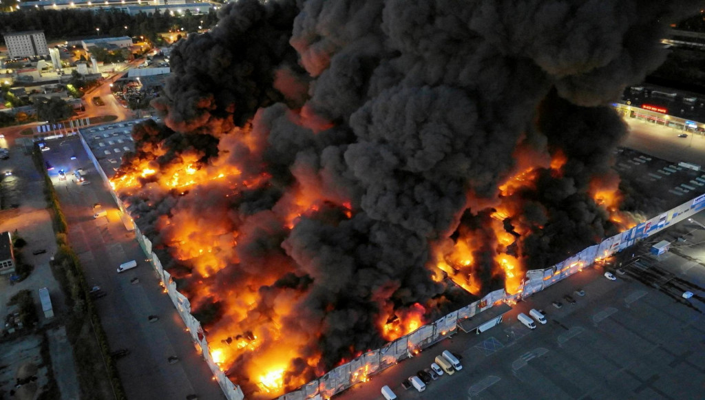 Z masívneho požiaru vo Varšave poľskí predstavitelia obvinili Rusko. FOTO: Reuters