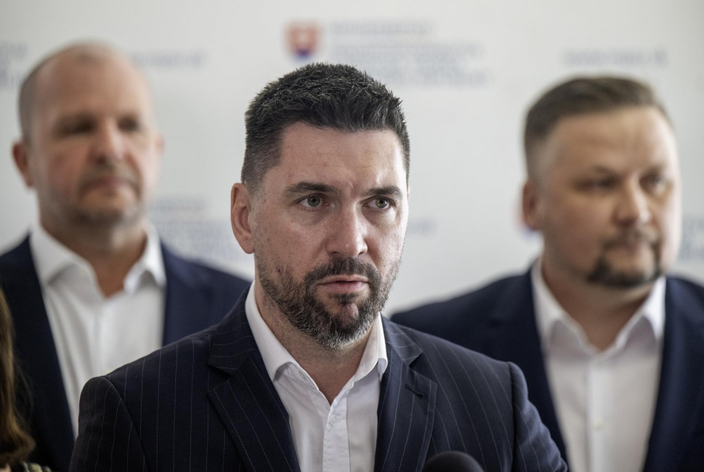 Minister pôdohospodárstva a rozvoja vidieka Richard Takáč, generálny riaditeľ Pôdohospodárskej platobnej agentúry Marek Čepko a predseda Slovenskej poľnohospodárskej a potravinárskej komory Andrej Gajdoš. FOTO: TASR/Martin Baumann
