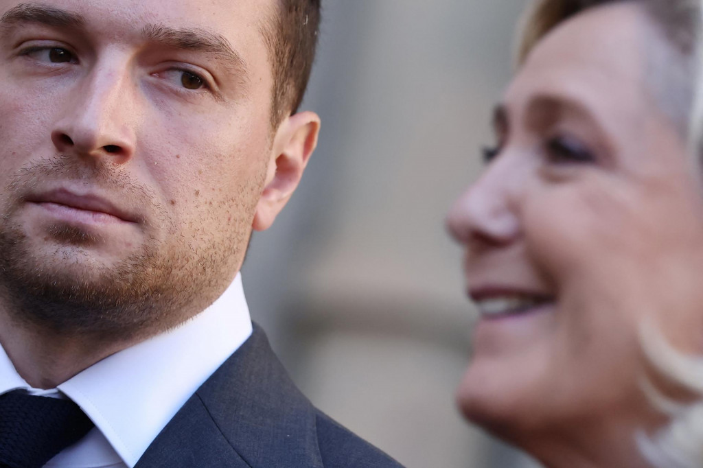Predseda strany Národné združenie Jordan Bardella a Marine Le Penová. FOTO: REUTERS