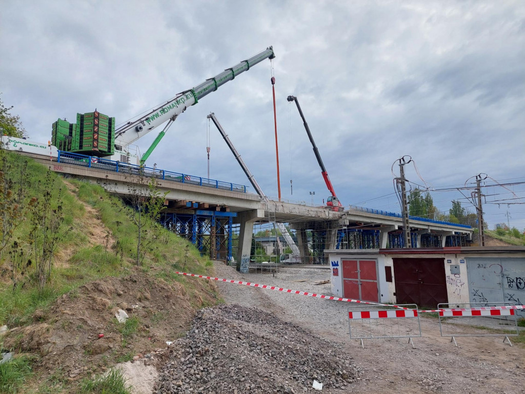 Na snímke most s narušenou statikou, ktorý sa nachádza nad železničnou traťou na ceste I/18 medzi Popradom a Vydrníkom. FOTO: TASR/Adriána Hudecová