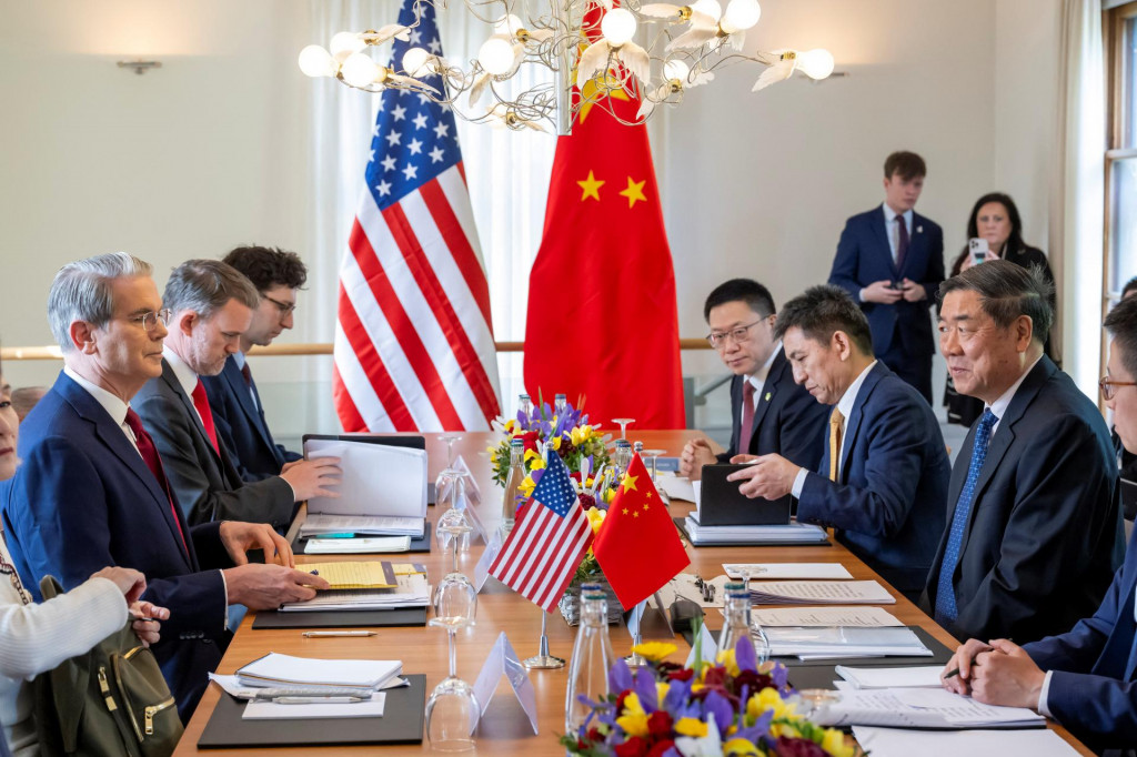 Zástupcovia USA a Číny sa pripravujú na diskusiu v deň bilaterálneho stretnutia medzi USA a Čínou v Ženeve vo Švajčiarsku 10. mája 2025. FOTO: REUTERS