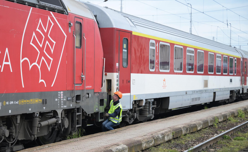 Medzi Popradom a Vydrníkom obnovili vlakovú dopravu po jednej koľaji. FOTO: TASR/František Iván