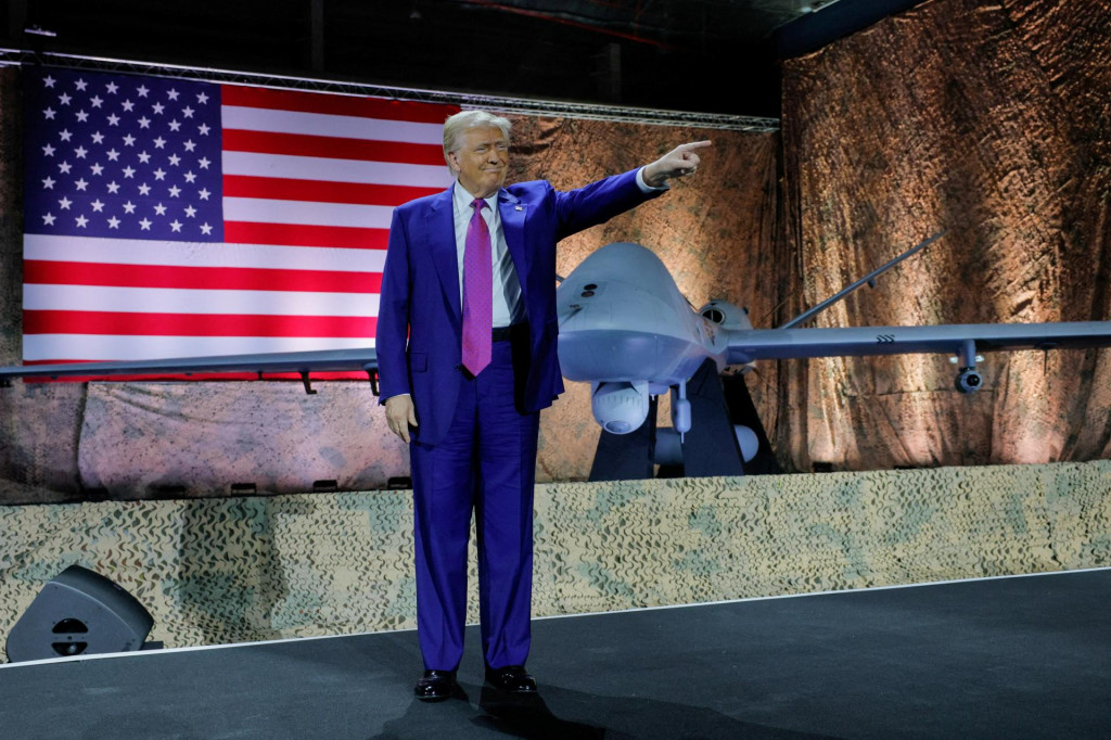 Americký prezident Donald Trump počas návštevy leteckej základne Al Udeid v Dauhe. FOTO: Reuters