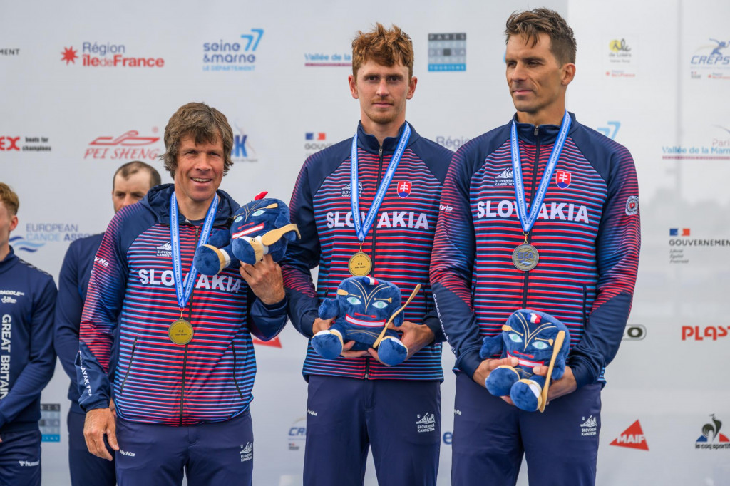 Na snímke sprava slovenskí vodní slalomári Matej Beňuš, Marko Mirgorodský a Michal Martikán na stupni víťazov po pretekoch v kategórii 3xC1 mužov na majstrovstvách Európy vo vodnom slalome vo francúzskom Vaires-sur-Marne pri Paríži. FOTO: TASR/Jaroslav Novák