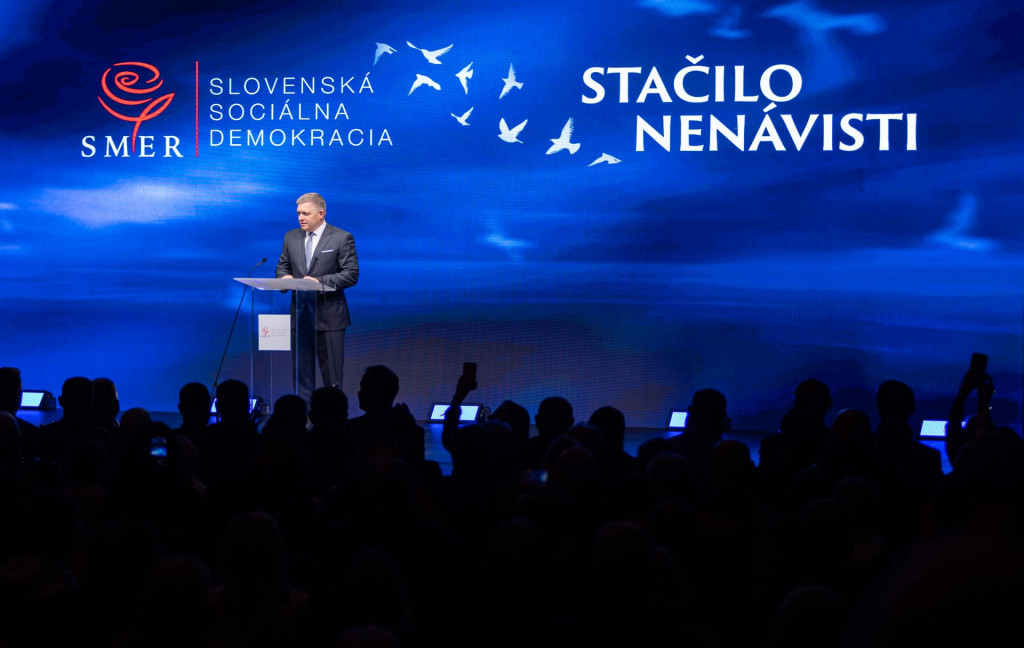 Premiér Robert Fico si straníckou akciou Stačilo nenávisti pripomenul v Handlovej výročie atentátu. FOTO: TASR/D. Stehlík