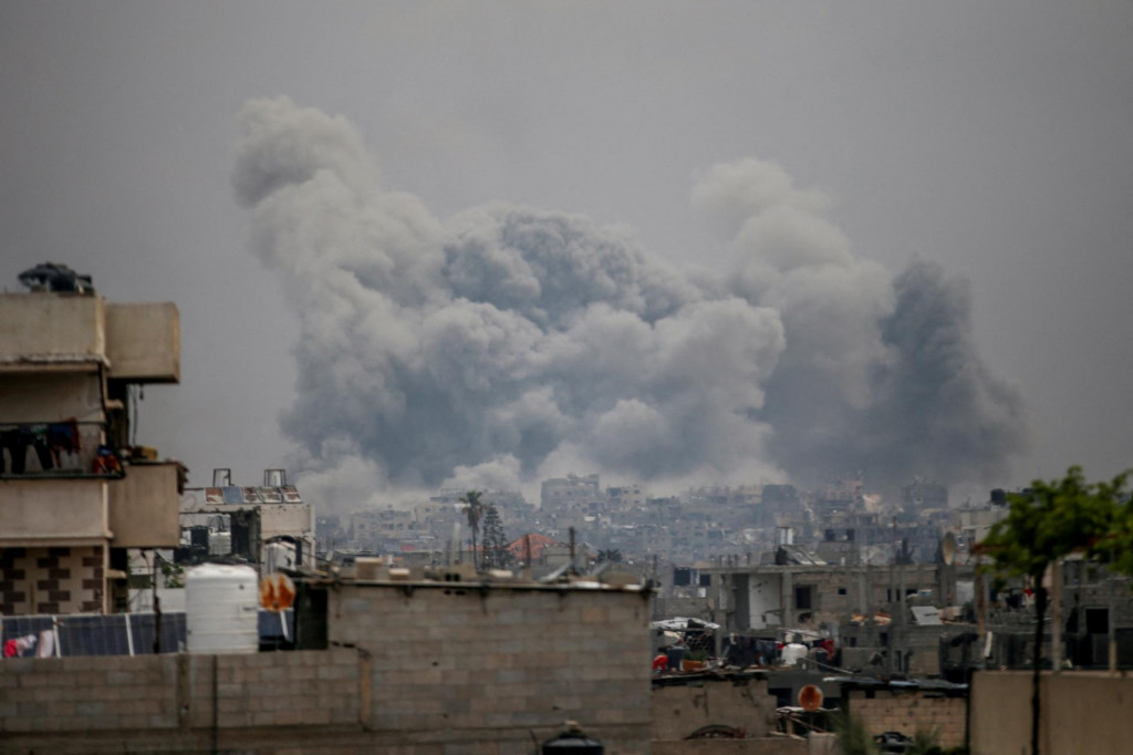 Dym stúpa po izraelských útokoch v Džabáliji v severnom Pásme Gazy. FOTO: Reuters