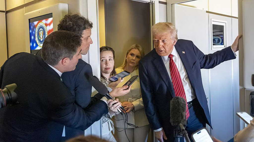 Americký prezident Donald Trump sa na ceste z Rijádu rozpráva s novinármi. Nasledujúca zastávka: Katar. FOTO: AP