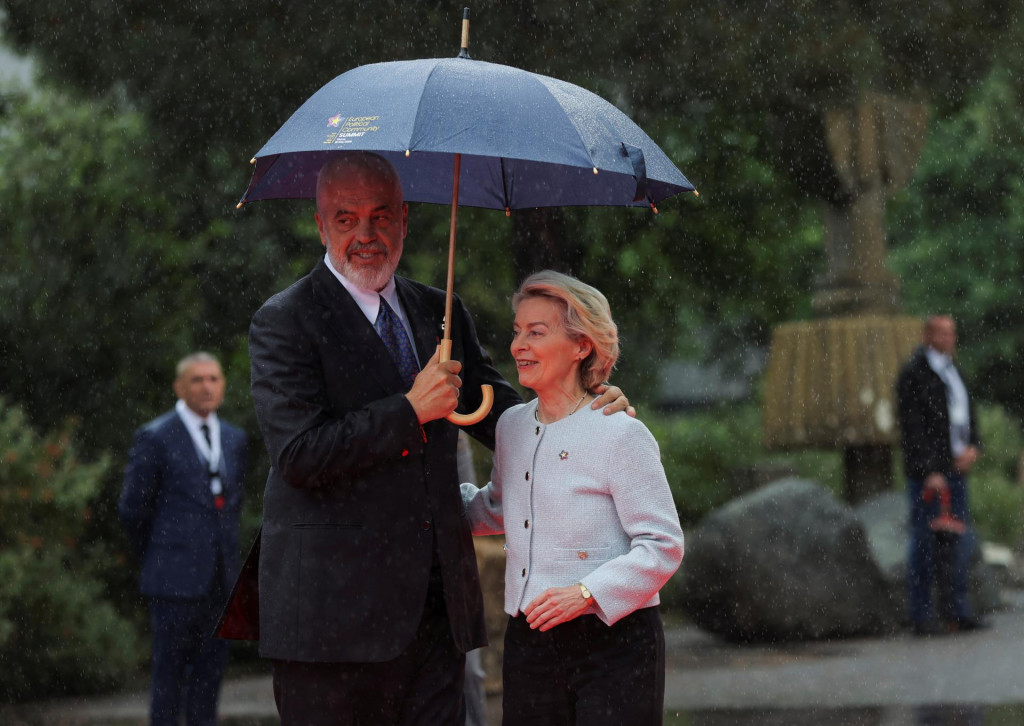 Albánsky premiér Edi Rama víta predsedníčku Európskej komisie Ursulu von der Leyen počas samitu Európskeho politického spoločenstva v Tirane. FOTO: Reuters