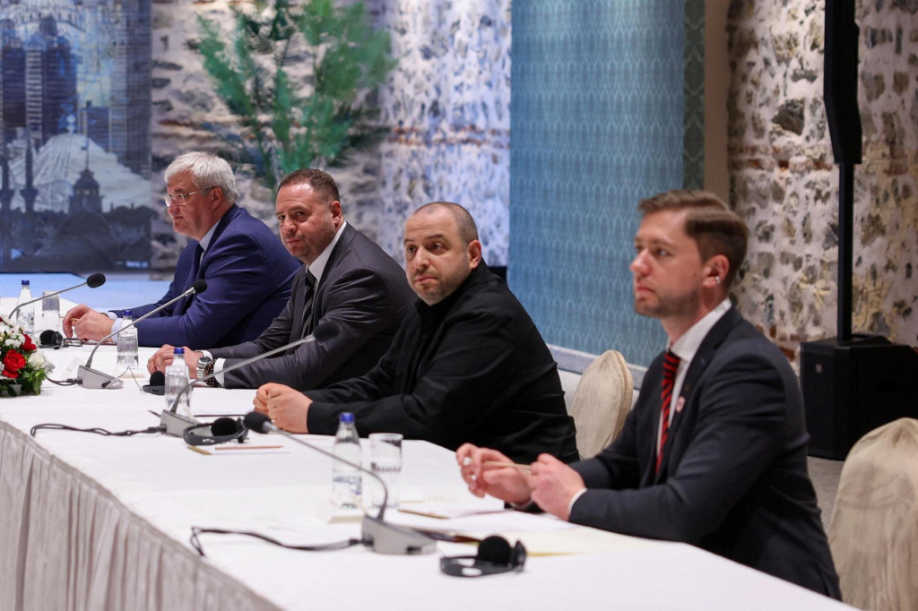 Ukrajinský minister zahraničných vecí Andrii Sybiha, vedúci kancelárie prezidenta Ukrajiny Andrij Jermak a ukrajinský minister obrany Rustem Umerov. FOTO: Reuters/Turecký minister zahraničných vecí
