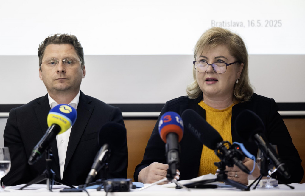 Na snímke zľava predseda Lekárskeho odborového združenia Peter Visolajský a predsedníčka Odborového združenia sestier a pôrodných asisitentiek Monika Kavecká. FOTO: TASR/Martin Baumann