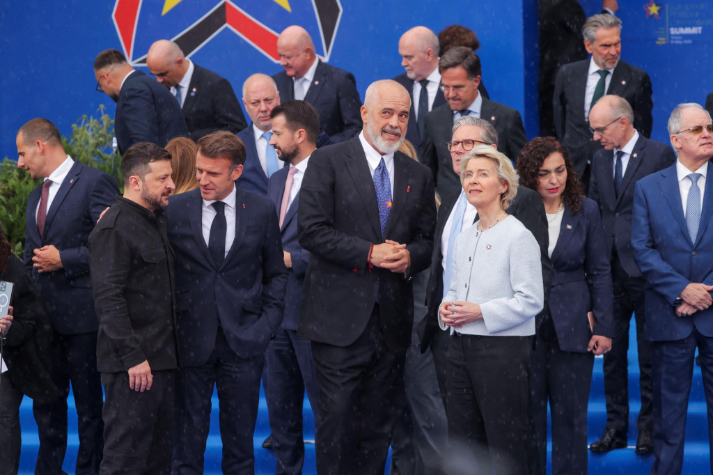Albánsky premiér Edi Rama, francúzsky prezident Emmanuel Macron, ukrajinský prezident Volodymyr Zelenskij, predsedníčka Európskej komisie Ursula von der Leyenová. FOTO: Reuters