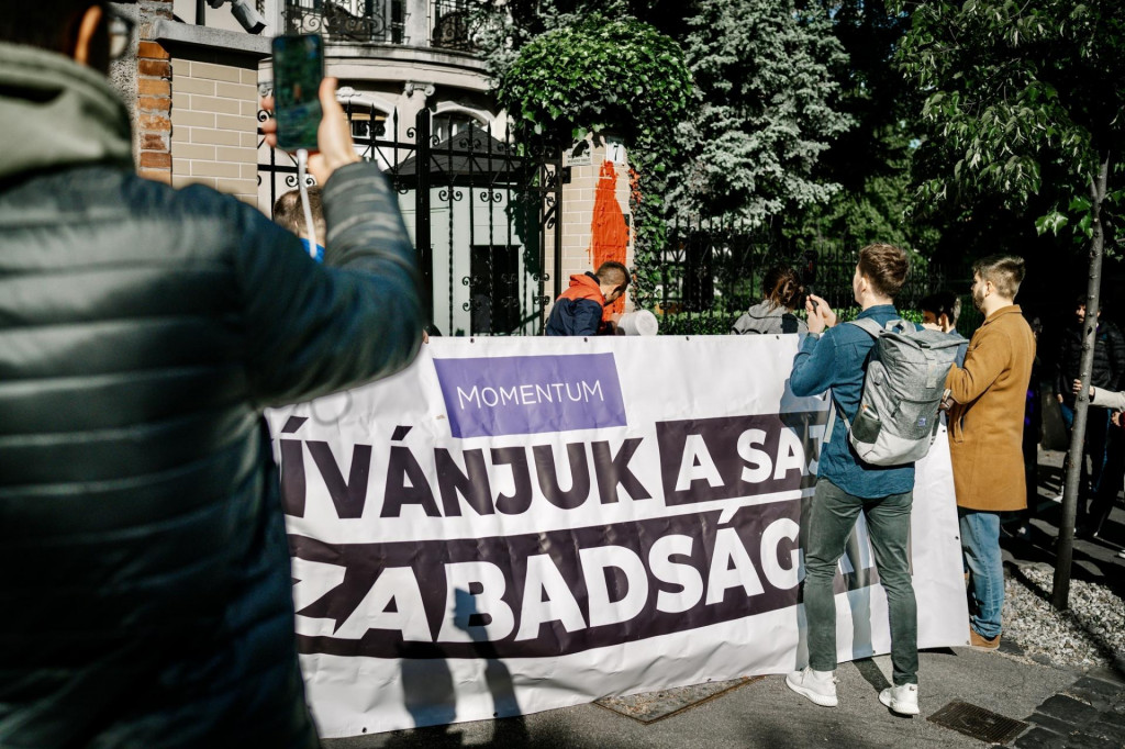 Skupina aktivistov maďarského opozičného hnutia Momentum protestovala proti krokom vlády v oblasti slobody tlače a činnosti občianskych organizácií pred budovou Úradu na ochranu suverenity v Budapešti. FOTO: Facebook/Momentum Mozgalom