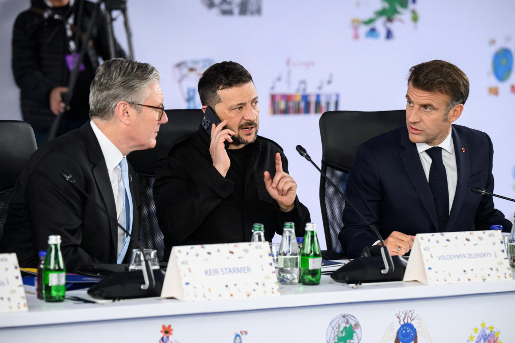 Britský premiér Keir Starmer, ukrajinský prezident Volodymyr Zelenskij a francúzsky prezident Emmanuel Macron. FOTO: Reuters